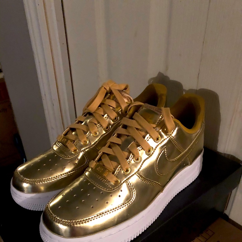 Nike Air Force 1 Metallic Gold
